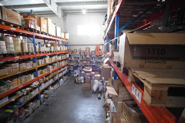 KYIV, UKRAINE - 27 Haziran 2022 Endüstri Deposu. Bir ticaret organizasyonunun deposu. Malzemeler ve malzemeler depoda bir rafa dizilmiş. Depo stoku - editoryal görüntü