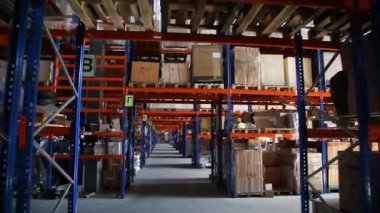 KYIV, UKRAINE - 27 Haziran 2022 Endüstri Deposu. Bir ticaret organizasyonunun deposu. Malzemeler ve malzemeler depoda bir rafa dizilmiş. Depo stoku - editörlük görüntüleri