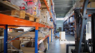 KYIV, UKRAINE - 27 Haziran 2022 Endüstri Deposu. Bir ticaret organizasyonunun deposu. Malzemeler ve malzemeler depoda bir rafa dizilmiş. Depo stoku - editörlük görüntüleri