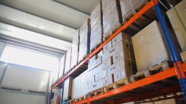 KYIV, UKRAINE - 27 Haziran 2022 Endüstri Deposu. Bir ticaret organizasyonunun deposu. Malzemeler ve malzemeler depoda bir rafa dizilmiş. Depo stoku - editörlük görüntüleri