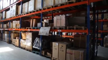 KYIV, UKRAINE - 27 Haziran 2022 Endüstri Deposu. Bir ticaret organizasyonunun deposu. Malzemeler ve malzemeler depoda bir rafa dizilmiş. Depo stoku - editörlük görüntüleri