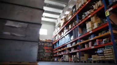 KYIV, UKRAINE - 27 Haziran 2022 Endüstri Deposu. Bir ticaret organizasyonunun deposu. Malzemeler ve malzemeler depoda bir rafa dizilmiş. Depo stoku - editörlük görüntüleri