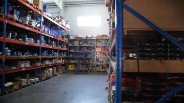 KYIV, UKRAINE - 27 Haziran 2022 Endüstri Deposu. Bir ticaret organizasyonunun deposu. Malzemeler ve malzemeler depoda bir rafa dizilmiş. Depo stoku - editörlük görüntüleri