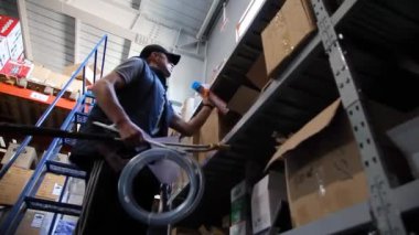 KYIV, UKRAINE - 27 Haziran 2022 Endüstri Deposu. Bir ticaret organizasyonunun deposu. Malzemeler ve malzemeler depoda bir rafa dizilmiş. Depo - editoryal görüntüler