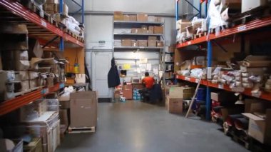 KYIV, UKRAINE - 27 Haziran 2022 Endüstri Deposu. Bir ticaret organizasyonunun deposu. Malzemeler ve malzemeler depoda bir rafa dizilmiş. Depo stoku - editörlük görüntüleri