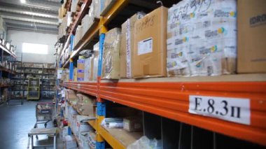 KYIV, UKRAINE - 27 Haziran 2022 Endüstri Deposu. Bir ticaret organizasyonunun deposu. Malzemeler ve malzemeler depoda bir rafa dizilmiş. Depo stoku - editörlük görüntüleri