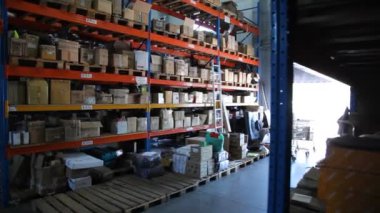 KYIV, UKRAINE - 27 Haziran 2022 Endüstri Deposu. Bir ticaret organizasyonunun deposu. Malzemeler ve malzemeler depoda bir rafa dizilmiş. Depo stoku - editörlük görüntüleri