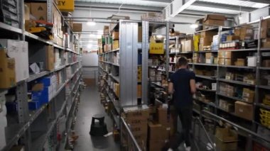 KYIV, UKRAINE - 27 Haziran 2022 Endüstri Deposu. Bir ticaret organizasyonunun deposu. Malzemeler ve malzemeler depoda bir rafa dizilmiş. Depo stoku - editörlük görüntüleri