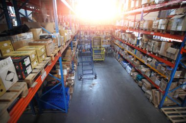 KYIV, UKRAINE - 27 Haziran 2022 Depo stokları. Endüstriyel depo Bir ticaret organizasyonunun deposu. Mallar ve malzemeler depoda bir rafa dizilmiş - editoryal görüntü