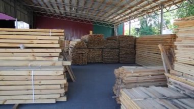 Ahşap depo Dilimlenmiş ahşap tahtalar bir ticaret deposunda saklanır. Malzemeler ve malzemeler depoda bir rafta dizilmiş..