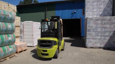 KYIV, UKRAINE - AĞUSTOS 02, 2021: Endüstriyel depo Elektrikli bir forklift bir araca mal yüklüyor. Depo - editoryal görüntüler
