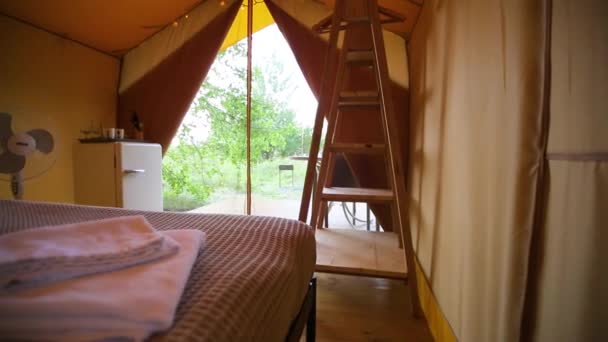 Budget Glamping Family Outdoor Recreation Glamping Terrace Forest Glamping Houses — Vídeos de Stock