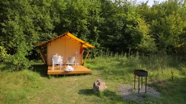 Budget Glamping Family Outdoor Recreation Glamping Terrace Forest Glamping Houses — Stockvideo