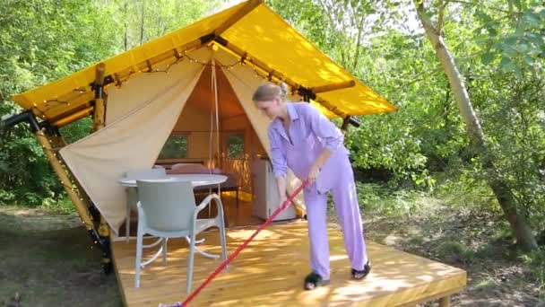 Mogylivka Ukraine August 2022 Budget Glamping Family Outdoor Recreation Glamping — Vídeo de stock