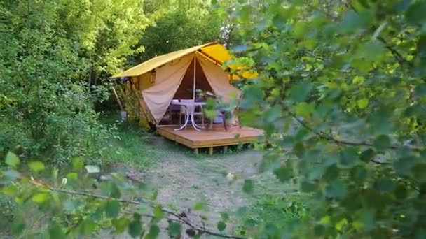 Budget Glamping Family Outdoor Recreation Glamping Terrace Forest Glamping Houses — Stok video