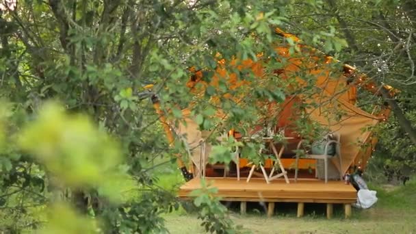 Budget Glamping Family Outdoor Recreation Glamping Terrace Forest Cute Fabric — Video Stock