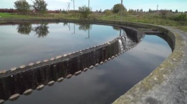 Kanalizasyon. Dışkıyı kurutuyor. Kanalizasyon giderlerini temizliyorum. İnsan atığı ürünlerinden suyun arındırılması. Atık su. Dışkıyla kirlenmiş su. Çevre kirliliği.