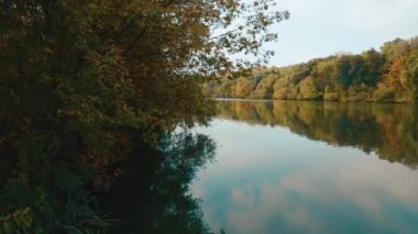 Güzel sonbahar nehri. Nehrin sakin akışı. Gökyüzü ve ağaçların sularındaki yansıma. Ukrayna doğası. Güney Böceği 'nin kıyılarında güzel bir doğa var..