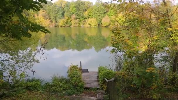 Prachtige Herfstrivier Herfst Natuur Aan Oevers Van Zuidelijke Wants Reflectie — Stockvideo