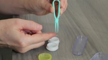 Bir kadın kontak lens takıyor. Kontak lensler. Kontakt lenslerle görme düzeltmesi.
