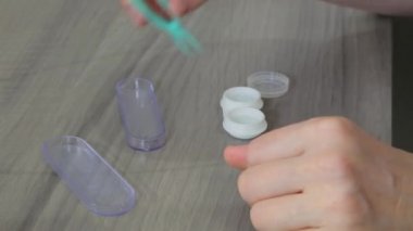 Bir kadın kontak lens takıyor. Kontak lensler. Kontakt lenslerle görme düzeltmesi.