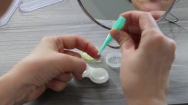 Bir kadın kontak lens takıyor. Kontak lensler. Kontakt lenslerle görme düzeltmesi.