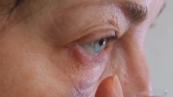 Une Femme Met Des Lentilles Contact Lentilles Contact Correction Vue — Video