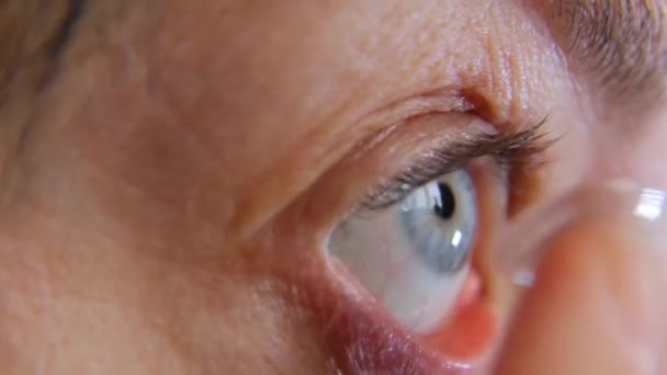 Une Femme Met Des Lentilles Contact Lentilles Contact Correction Vue — Video