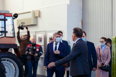 Cheboksary, Chuvashia / Rusya-10.29.2021 - Cumhuriyet Başkanı Oleg Nikolaev, Traktör Tarihi Müzesi 'nde müzenin 10. yıldönümü onuruna düzenlenen bir toplantıda