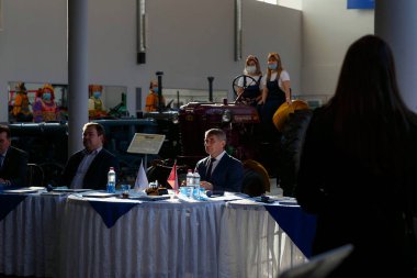 Cheboksary, Chuvashia / Rusya-10.29.2021 - Cumhuriyet Başkanı Oleg Nikolaev, Traktör Tarihi Müzesi 'nde müzenin 10. yıldönümü onuruna düzenlenen bir toplantıda