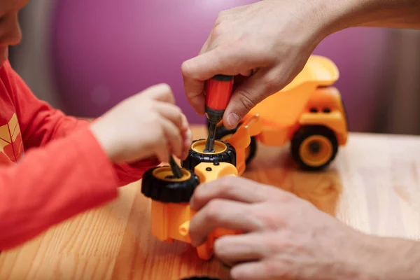 Manos Del Padre Hijo Poner Coches Juguete Juntos — Foto de Stock