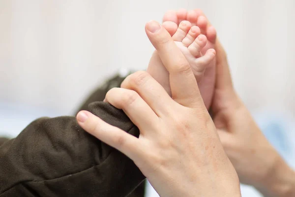 Mother Hands Baby Feet — Stock Photo, Image