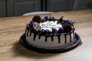 Doğum günü pastası masada.