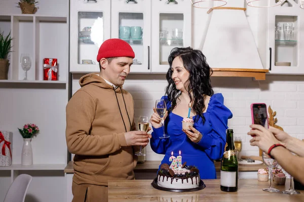 シャンパンとデザートにキャンドルを付けた若い男と女の子 ストック写真