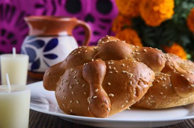 Pan del Muerto, Meksika 'da Ölüler Günü' nden kalma ekmek geleneksel olarak kadife çiçeğiyle süslenir..