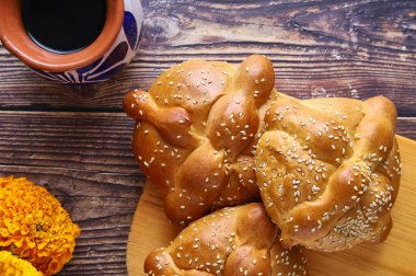 Pan del Muerto, Meksika 'da Ölüler Günü' nden kalma ekmek geleneksel olarak kadife çiçeğiyle süslenir..