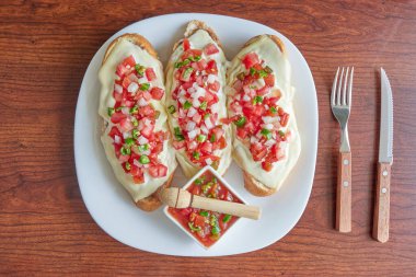 Molletler, kahvaltıda veya öğle yemeğinde piko de gallo soslu, fasulye ve manchego peynirli tipik Meksika yemekleri..