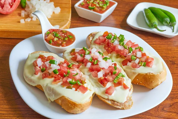 Molletes Comida Típica Mexicana Con Salsa Pico Gallo Frijoles Queso —  Fotos de Stock