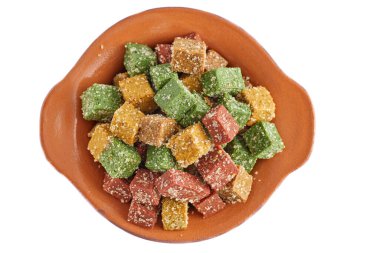 Ate tipik bir Meksika tatlısıdır. Beyaz arkaplanda şekerli farklı meyvelerden oluşan kareler.