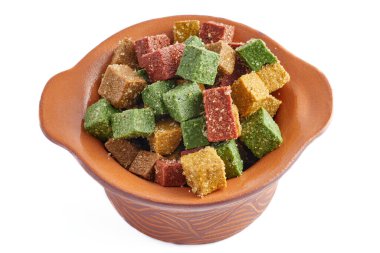 Ate tipik bir Meksika tatlısıdır. Beyaz arkaplanda şekerli farklı meyvelerden oluşan kareler.