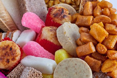 Geleneksel Meksika tatlılarıyla dolu bir sepet. Mueganolar, yenmiş kareler, badem ezmesi, fıstık tacları, hindistan cevizi şekeri, araranth şekeri, kakao, borrachitos, sevillanas.
