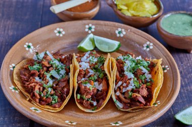 Tacos al pastor, geleneksel Meksika yemeği, soğanlı, kişniş, ananas, kırmızı sos veya guacamole.