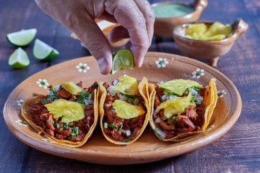 Tacos al pastor, geleneksel Meksika yemeği, soğanlı, kişniş, ananas, kırmızı sos veya guacamole.