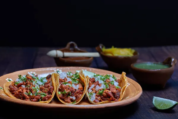 Tacos Pastor Traditionell Mexikansk Mat Med Lök Koriander Ananas Röd — Stockfoto