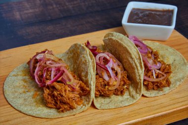 Tacos de Cochinita Pibil, geleneksel Meksika yemeği. Güney Meksika 'daki Yucatan bölgesinin tipik mutfağı..