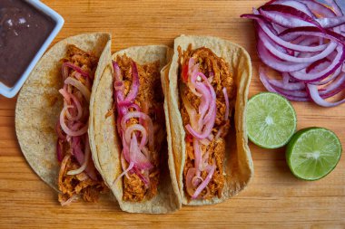 Tacos de Cochinita Pibil, geleneksel Meksika yemeği. Güney Meksika 'daki Yucatan bölgesinin tipik mutfağı..