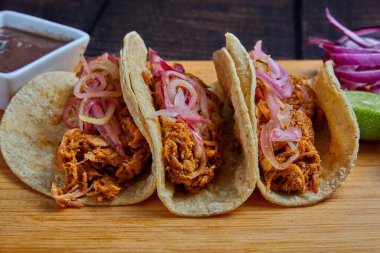Tacos de Cochinita Pibil, geleneksel Meksika yemeği. Güney Meksika 'daki Yucatan bölgesinin tipik mutfağı..
