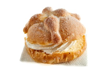 Meksika 'da ölüm bayramı. Tahta tahtada ve beyaz arka planda hamur işi kreması ile doldurulmuş ölüler ekmeği.