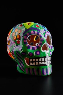 Meksika 'da Ölüler Günü kutlamaları için çeşitli renkler ve çiçeklerle süslenmiş bir kafatası..