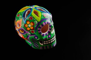 Meksika 'da Ölüler Günü kutlamaları için çeşitli renkler ve çiçeklerle süslenmiş bir kafatası..